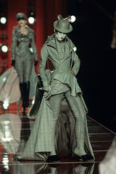 Christian Dior Fall 2000 Couture Fashion Show Details Galliano Couture, Galliano Dior, Dior Collection, Dior Haute Couture, Couture Accessories, Christian Dior Couture, Dior Fashion, Dior Couture, John Galliano