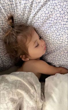 Baby Fever Aesthetic Girl, Bambini Aesthetic, Brunette Baby Girl, Mom And Baby Aesthetic, Baby Fever Aesthetic, Baby Fever Pictures, Baby Fever Boys, Future Family Goals, Wanting A Baby