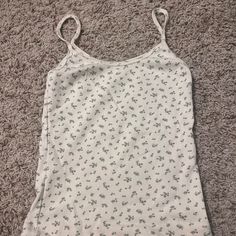 Brandy Melville Top With Green Flowers Brand New Without Tags, Never Worn I Am Always Open To Offers Brandy Melville Summer, Thrift Manifest, Brandy Fits, Zelly Top, Tops Brandy Melville, Brandy Melville Tank Top, Brandy Melville Top, Brandy Melville Tank, Hair Color Light Brown