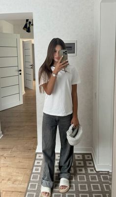 Grey Jeans Outfit, Jumper Outfit, Autumn Fits, Just Style, Jeans Outfit, Outfit Inspo Fall, Basic Outfits, Sporty Look