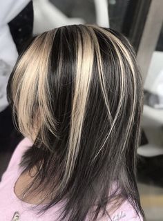 Blond Streaks On Black Hair, Y2k Hair Dye Highlights, Split Dye With Chunky Highlights, Skunk Hair Dye Ideas, Random Blonde Streaks, Thick Stripes Hair, Chunky Hilights On Dark Hair, Hair Styles With Layers And Bangs, Skunk Hair Short Wolf Cut