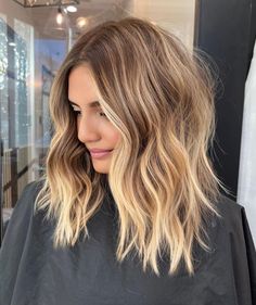 2024 Honey Blonde Hair Color Blonde Natural Roots, Late Summer Blonde Hair, Honey Blonde With Brown Roots, Root Melt Honey Blonde, Lived In Golden Blonde Balayage, Golden Brown Blonde Hair, Honey Blonde Highlights Short Hair, Warm Bronde Balayage Medium Length, Brown Blonde Hair Short