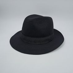 Only size:60cm. Note: Glue marks are visible on the material. The seams show irregularities in different areas. Air bubbles are visible in the hat. The hat has an additional rubber banding. The overall appearance is shown on the supplied images. Cosy and breathable fedora made of black woolen material, the cap has a lining and is undoubtedly not a felt hat, but rather carefully sewn. The discrepancies between the felt and sewn caps are noticeable. While felt hats are often seen as more polished, Wide Hat, Classic Jazz, Formal Fashion, Felt Hats, Formal Style, Felt Hat, Air Bubbles, Fedora Hat, Wide Brimmed