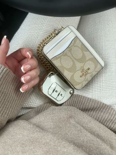 Car Keychain Ideas, Everyday Bag Essentials, Girly Car Accessories, Cool Car Accessories, Luxury Bags Collection, Purse Essentials, Girly Car, Handbag Essentials, Purse Coach