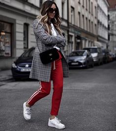 Red Adidas Outfit, Active Wear Outfits Winter, Red Adidas Pants, Trainer Outfits, Cute Sport Outfits, Jogging Adidas, Adidas Pants Outfit, Athleisure Inspiration, Activewear Inspiration