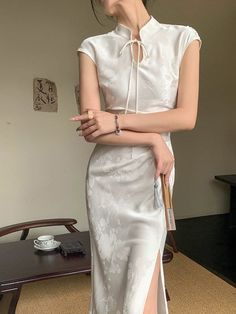 Chinese Brocade Dress, Tea Dresses For Women, Chinese Qipao Modern, Chinese Inspired Dress, Modern Qipao Wedding, White Grad Dresses, Green Qipao, Qipao Wedding Dress, Chinese Dress Modern