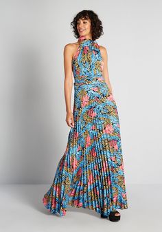 A lush abundances of gorgeous blue-hued foliage, gorgeous pink-hued frilly flowers, and delicate yellow-hued stems full of leaves are all enmeshed together over a black background to create the stunning print on this jaw-dropping maxi dress. Boasting a delicately shirred bodice with a halter silhouette, a mock neck with tie detailing at the side and cutout detailing at the back, a high-rise waistline, and a flowing micro-pleated floor-length skirt, this outstanding sleeveless dress is made from Vintage Style Swimwear, Casual Dresses Plus Size, Midi Dress Plus Size, Floor Length Skirt, Midi Dress Casual, Plus Size Sweaters, Maxi Dress Blue, Fit N Flare Dress, Trending Dresses