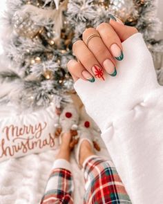 Christmas Acrylic Nails Almond, Minimalistic Christmas Nails, Almond Nails Christmas Designs, Christmas Nails 2022 Trends, Christmas Nails Oval, Oval Christmas Nails, Almond Shaped Christmas Nails, Short Almond Christmas Nails, Christmas Nails Almond Shape