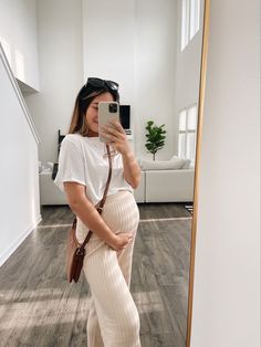 Maternity Fitted Dress Outfit, Bump Friendly Business Casual, Chic Maternity Outfits Winter, Maternity Neutral Outfit, Maternity Outfits With Pants, Diy Maternity Outfits, Maternity Cool Outfits, Maternity Outfits Short Women