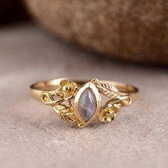 Moonstone Ring, Natural Moonstone Gemstone Ring, marquise Moonstone Crystal Ring, Healing Ring, Gold Designer Ring, Brass Ring Gift For Her I T E M D E S C R I P T I O N: Gemstone : Moonstone  All jewelry is Handmade and is Nickel/Lead FREE. so you don't have to worry about any allergies. C U S T O M E R S U P P O R T : We are available 24/7 to answer all your queries. We create all our products with utmost love and care. Still, if you find any flaws in it, please don't hesitate to contact us. R Rainbow Moonstone Jewelry, Unique Rings Vintage, Handmade Birthday Gifts, Ring Marquise, Zierlicher Ring, Special Ring, Moonstone Crystal, 18k Gold Ring, Labradorite Ring