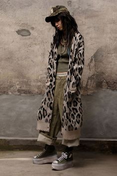 LONG LEOPARD CARDIGAN Fall Punk Outfits, Hobo Chic Outfits, Street Fashion 2024, Vegas Street Style, Hipster Outfits For Women, Chic Street Styles, Long Cardigan Outfit, Mode Ab 50, Long Oversized Cardigan