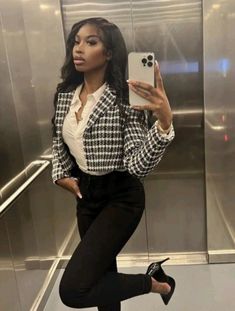 Skinny high waist black pants, white shirt,  scotch black and white crop jacket and black stilettos. Certified style. Corporate Baddie Outfits, Cute Professional Outfits, Corporate Baddie, Chique Outfit, Business Professional Outfits, Fashionable Work Outfit, Cute Work Outfits