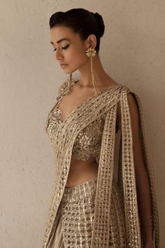 Embroidery Neckline, Stitched Saree, Indian Sari Dress, Blouse Silk, Hem Blouse, Pattern Embroidery, Fashion Attire