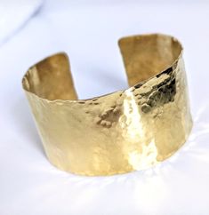 "Lightweight, shimmery, perfect for everyday Brass Cuff Bracelet. Designed and handcrafted in my Manchester studio using brass - this lightweight cuff bracelet is hammered, sanded, finished and assembled with lots of love. Made with solid brass. Bracelet Width: approx 1.18\" (3cm) Because of the unique nature of the material used, small variances of colour or marks may be found - each piece is one of a kind just for you! B r a c e l e t  S i z e  C h a r t : The measure you need is the circumfer Brass Jewellery Handmade, Brass Jewellery, Beaded Earrings Native, Brass Cuff Bracelet, Black Onyx Earrings, Everyday Bracelet, Brass Cuff, Hammered Brass, Heart Shaped Earrings