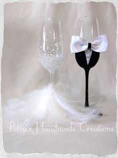 Wedding Glasses Decoration, Bridal Wine Glasses, Glass Painting Ideas, Glass Decor Ideas, Pearl Bridal Shower, Sakura Wedding, Black And White Wedding Theme, Wedding Background Decoration