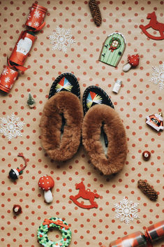 Embrace the crisp autumn air with our hand-stitched sheepskin slippers! Perfect for those chilly October mornings, ONAIE slippers are a blend of comfort and style, keeping your feet warm and cosy. Whether you’re relaxing at home or stepping out, our luxurious slippers will be your go-to this season. Check out our full range and find your perfect pair! #ONAIE #SheepskinSlippers #AutumnEssentials #CosyFeet #OctoberVibes #AutumnStyle #FallFavourites #WarmAndStylish #HandcraftedLuxury Autumn Adventures, Autumnal Colours, Embroidered Slippers, Crisp Autumn, Sheepskin Slippers, Rich Burgundy, Autumn Days, Autumn Collection, Cozy Autumn