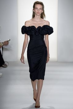 Brock Collection Spring 2017 Ready-to-Wear Fashion Show - Jamilla Hoogenboom Black Street Fashion, Corporate Dresses, Elegant Preppy, Gorgeous Black Dress, Frills And Ruffles, Brock Collection, Spring Resort, Catwalk Fashion, Flirty Dresses