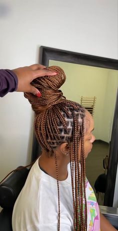 Colored Braids On Black Women, Honey Blonde Box Braids Highlights, Knotless Braided Hairstyles For Black Women, Braids Colors For Black Women, Style Medium Knotless Braids, Braids With Knots, Knotless Twist Braids Hairstyles, Knotless Braids Hairstyles With Color, Braided Hairstyles Medium