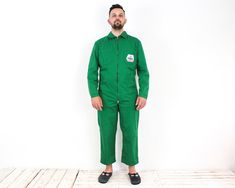 "Worker Men L Jumpsuit Boilersuit Coverall EU 52 Workwear Chore Utility Green VTG Size: Tagged as size 52, approx Men's L, please check the measurements! Condition: Good used condition. Colour: Green (Due to the quality differentiation between different monitors, the picture may not reflect the actual color of the item) Material: 65% Polyester, 35% Cotton. Weight: 705 g. Model in pictures usually wears size Large and is 6'1\" ft (185 cm) tall. Measurements: Chest (from armpit to armpit) 23 1/5\" Fitted Green Overalls, Fitted Green Overalls For Workwear, Fitted Green Overalls With Pockets, Fitted Utility Overalls, Green Long Sleeve Cotton Jumpsuits And Rompers, Green Cotton Long Sleeve Jumpsuits And Rompers, Green Long Sleeve Cotton Jumpsuit, Green Cotton Long Sleeve Jumpsuit, Green Utility Jumpsuit With Long Sleeves