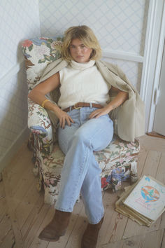 Our Relaxed Jeans are mid-waisted, loose-fitted and unisex and resembles the all time classic boyfriend style. Together with a washed out blue color, creases and subtle dark yellow seams, the wash mimics the vintage denim that keeps coming back year after year. French Woman Style, Sleeveless Turtleneck Top, Djerf Avenue, Simplistic Style, Quoi Porter, Matilda Djerf, Relaxed Jeans, Shorts Skirts, Turtleneck Top