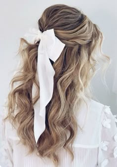 Simple Hair For Wedding Bride, Bow Wedding Hairstyles, Hairstyles For A Photoshoot, Hair With Big Bow, Wedding Hairstyles Bow, Bridesmaid Hair With Bow, Bride Hairstyles With Bow, Bridal Hair With Bow