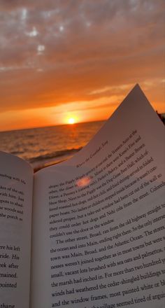 I’m reading a good book at sunset on the beach Vision Board Images, Beach Books, Book Wallpaper, Vision Board Inspiration, Meaningful Connections, Pretty Landscapes, Beach Reading, Sunset Pictures, American Beauty