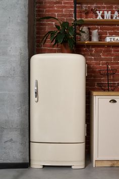 Retro style white fridge in vintage kitchen White Fridge, Fridge Photos, Vintage Fridge, White Fridges, Fermenting Weights, Food Vintage, Kitchen Fridges, Photo Food, Wood House