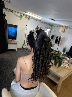 15 Hair Quinceanera Half Up Half Down, Hairstyles For 15 Birthday, Ramo For Quince, Quince Hair Updos, Xv Hair Styles, Quince Half Up Half Down Hairstyles, Hairstyle For Quinceanera, Quinceañeras Hairstyles, Quince Princess Theme