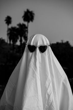 ghost photoshoot ideas Halloween Party Photoshoot, Ghost With Glasses Aesthetic, Ghost Best Friends Photos, Cute Ghost Aesthetic, Halloween Aesthetic Ghost, Halloween Ghost Photoshoot, Sheet Ghost Aesthetic