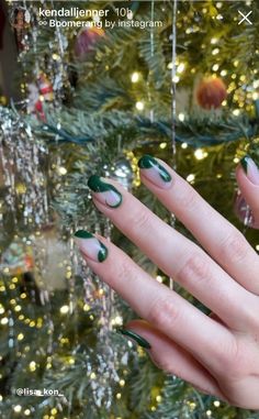 Nails New Year, Kendall Jenner Instagram, Nails Dark, Dark Green Nails, Nails Oval, December Nails