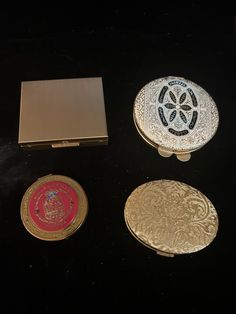 Lot of 4 vintage compact tins. They are in great condition. The square compact does have a cracked mirror. Vintage Mirror Compact, Vintage Compact Mirror, Compact Mirror Vintage, Vintage Mirror, Pocket Mirror, Compact Mirror, Makeup Tools, Makeup Cosmetics, Tin