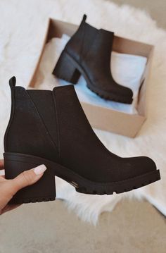 Womens Black Booties, Chunky Boots, Crazy Shoes, Shoe Obsession, Trendy Shoes, Winter Shoes, Black Leather Boots, Black Booties, Lisbon