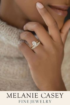 This beautiful oval cut diamond engagement ring is set in 14k rose gold, offering a romantic and warm-toned elegance. Engagement Ring Plain Band, Contour Wedding Band, Future Engagement Rings, Vintage Wedding Band, Necklace Chain Lengths, Engagement Rings Round, Yellow Gold Setting