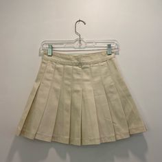 White Beige Pleated Skirt John Galt Brandy Melville Size Small Never Worn Beige Pleated Skirt, Brandy Melville Skirt, Brandy Melville Skirts, Beige Skirt, Y2k Preppy, Skirt Pleated, John Galt, White Beige, White Shop