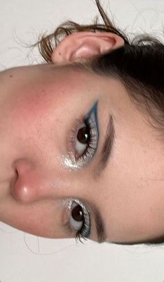 Prom Makeup No Foundation, Make Up For Concert, Make Up Yeux Bleus, Colorful Liner Makeup, Make Up Concert, Cute Eye Makeup Looks, Findomme Tips, Fairy Eyeliner, Earthy Makeup