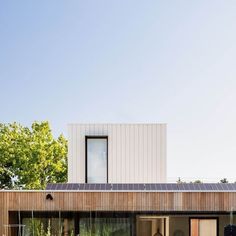 The Design Files on Instagram: "On a Melbourne suburban block, this prefabricated home is enveloped in a series of lush and functional gardens by @andymurraylandscapedesign. See how recessed courtyards, curved walls, and concrete walkways allow for the vibrant perennial plants and flowers to thrive all year round! ⁠ _⁠ LINK TO FULL STORY IN BIO⁠ Photos @erikholtphotography⁠ Landscape Design @andymurraylandscapedesign⁠ Builder @modscapeaus⁠ Pool @enkipools" Prefabricated Home, Concrete Walkway, Curved Walls, Prefabricated Houses, Plants And Flowers, Perennial Plants, Walkway, A Series