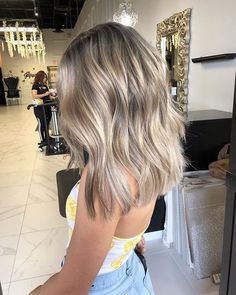 Short Brown With Highlights, Blonde Hair Color Ideas Dimension, Top Hair Trends 2024, Short Blonde Hair With Brown Roots, Shoulder Length Hair With Blonde Highlights, Blonde Brown Hair Short, Medium Length Ash Blonde Hair, Haircut 2023 Trends Women Medium, Bronde Ashy Hair