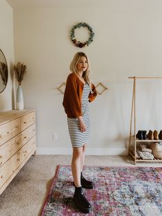 How to Style Dr. Martens 2976 Chelsea Boots for Summer - Charlotte Mason Motherhood Dr Marten Rometty, Doc Martens 2976 Outfit, Doc Martens Chelsea Boot Outfit, Doc Outfits, Doc Martens 2976