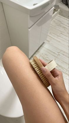 Dry Brushing Benefits, Lymph Flow, Shower Brush, Life Vision Board, Body Scrubber, Shower Skin Care, Vogue Beauty, Dry Brush, Healthy Girl