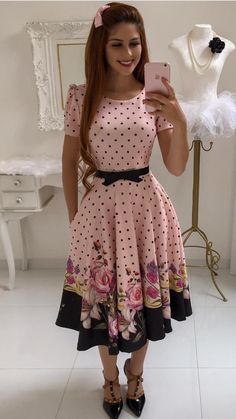 So freaking cute! Pentecostal Fashion, Classy Dress Outfits, Dress Flower, Trend Fashion, Look Chic