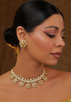 Kundan Gold Necklace Set Zevar by Geeta - Fabilicious Fashion Bride Jewelry Pearl, Indian Choker Necklace, Kundan Jewellery Set, Kundan Choker, Fabric Pouch, Perfume Store, Expensive Jewelry Luxury, Traditional Diamond, Indian Wedding Wear