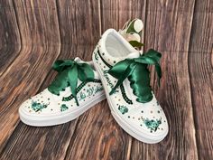 Zapatos Vans personalizados. Haz a medida para tu quinceñera. Los zapatos son 100% originales vans. Son realizados  profesionalmente a presión térmica a los zapatos y cuentas y pedrería con súper pegamento a los zapatos. Utilizamos el mejor material para hacer que cada detalle sea lo más hermoso posible. OFRECEMOS TODOS LOS TEMAS Y COLORES **Para obtener más detalles sobre qué tema o color desea en los zapatos, envíeme un mensaje directamente o puede agregar todos los detalles posibles en Nota al vendedor.  Nos encanta hacer nuevos temas. No dude en enviarme fotos de tu diseño, color o tema. Nuestro tiempo de proceso es de 3 semanas También ofrecemos camisetas y camisas de quinceñera y damitas. Perfecto para el baile sorpresa. Debido a que los artículos están personalizados, todos los pedi Customizable Green Sneakers With Round Toe, Custom Green Lace-up Sneakers, Graduation Shoes, Quinceanera Decorations, Costume Shoes, Green Wedding, Custom Shoes, Costumes For Women, Quinceanera