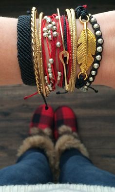 Wrist Grab, Streetstyle Accessories, Feather Collection, Stacked Bracelets, Pura Vida Bracelets, Gold Feathers, Bracelet Style, Cute Bracelets, Bijoux Diy