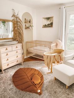 a baby's room is decorated in neutral colors