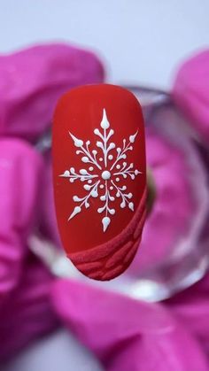 Detailed Christmas Nails, Holiday Nails Winter Christmas Red, Pointsetta Nail Design, Nutcracker Ballet Nails, Cool Christmas Nails, Holiday Nails Winter Christmas, Christmas Pedicure, Nails Winter Christmas, Manicure Christmas