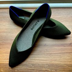 The Point I Style Rothy’s In A Rich Green “Cypress.” This Is A Pointed Style Flat. Size Up I Would Recommend Size 8. Or 7.5 Feet To Inquire. Teal Flats, Ballet Shoes Flat, Navy Blue Flats, Rothys Shoes, Leopard Print Flats, Black Flats Shoes, Pointed Flats, Driving Loafers, Point Shoes