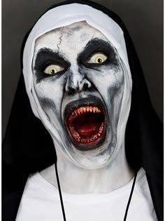 Make-up Set Valak Nonne #horrornonne #halloween #halloweenmakeup #makeup #sfx #nonnenmakeup Ghost Make Up, Scary Nun Makeup, Halloween Makeup Looks Scary, Felix Halloween, Halloween Makeup Creepy, Halloween Scary Makeup, Horror Face, Makeup Zombie, Art Scary