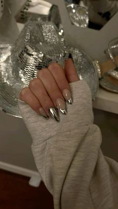 Nails Metalic Design, Nails For Disco Party, White With Silver Chrome Nails, Chromatic Nails Silver, Glazed Silver Nails, Disco Acrylic Nails, Mirror Chrome Nails Silver, Cool Silver Nails, Simple Metallic Nails