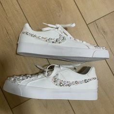 New And Never Worn, Out Of Box Shoe Designs, Crystal Shoes, Nike White, White Nikes, Quince, Womens Shoes Sneakers, Designer Shoes, Nike Shoes, Nike Women