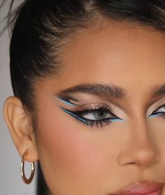 Galactic Glam Outfit, Crazy Eyeliner Looks, Galactic Glam, Artistic Make Up, Makeup Social, Liner Looks, Maquillage Yeux Cut Crease, Eyeliner Designs, Day Makeup Looks